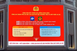 Clip tuyên truyền làm sạch dữ liệu xe xuất hiện ở nhiều tuyến phố trung tâm Hà Nội