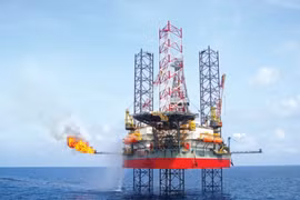 Giá xăng dầu hôm nay 1/6/2025: Dầu thế giới mất giá trước tín hiệu bơm thêm từ OPEC+