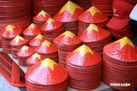 Phố Hàng Mã bừng sắc đỏ chào đón đại lễ 80 năm Quốc khánh 2/9