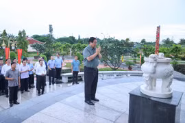 Thủ tướng Phạm Minh Chính tưởng niệm, tri ân các anh hùng liệt sĩ, người có công tại An Giang
