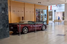 Chiếc Corvette kỷ niệm 50 năm bị lãng quên trong trung tâm thương mại hoang tàn