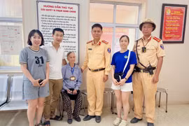 Cụ bà gần 90 tuổi đi lạc được CSGT giúp đỡ tìm lại người thân