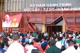 Hàng nghìn người dân dậy sớm để đến tham quan triển lãm tại Đông Anh