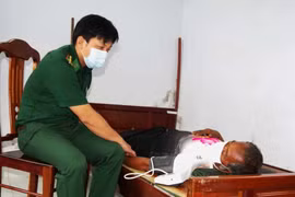 Cà Mau: Cứu 8 thuyền viên nước ngoài trôi dạt trên biển