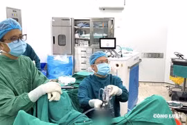 Cắt khối u tuyến tiền liệt gấp 20 lần bình thường và nặng 484 gram