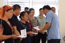 Yên Bái: Bàn giao nhà và hỗ trợ tiền cho người dân bị ảnh hưởng bởi bão Yagi