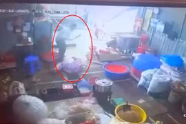 Đang ngồi trong nhà, chồng bất ngờ cầm dao lao vào chém vợ rồi tự tử