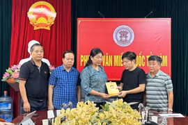 Chủ tịch Mặt trận TP Hà Nội thăm hỏi, trao hỗ trợ gia đình nạn nhân vụ cháy tại phường Văn Miếu - Quốc Tử Giám