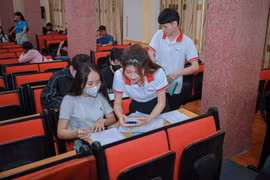 Bếp ăn bán trú đổi chủ, nhà trường nói gì trước phản ứng của phụ huynh?”