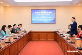 VietnamPlus chia sẻ kinh nghiệm đưa tin môi trường với các nhà báo Lào
