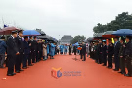 Thông quan xuất nhập cảnh cho du khách và cư dân biên giới qua cặp cửa khẩu Hoành Mô - Động Trung
