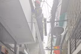 Hơn 60 phút giải cứu người phụ nữ có ý định nhảy lầu tự tử ở TP HCM