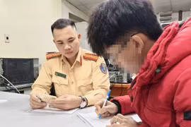 Dùng khẩu trang che biển số, nam thanh niên đi xe SH bị phạt nặng tại Hà Nội