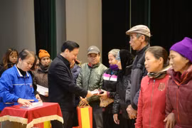 Phó Chủ tịch Quốc hội Nguyễn Khắc Định trao quà Tết tại Thái Bình