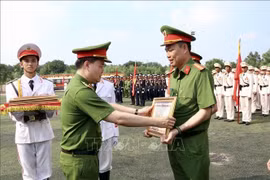 Bộ Công an khen thưởng hơn 2.700 cá nhân tham gia diễu binh 30/4