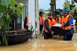 Quân đội ứng cứu, đưa người dân ở khu vực bị ngập sâu đến nơi an toàn