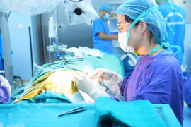 Từ 2026, lương khởi điểm bác sĩ tăng mạnh, mở rộng phụ cấp tới 100%
