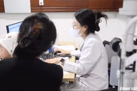 Đau mắt đỏ vào mùa giao mùa, bác sĩ cảnh báo nguy cơ tổn thương mắt ở trẻ
