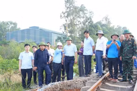 Chủ tịch Hà Nội yêu cầu ưu tiên hỗ trợ người yếu thế, bảo đảm mọi người dân vùng lũ có nơi ở an toàn và đủ điều kiện sinh hoạt