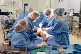 Vinmec lần đầu thay toàn bộ xương đùi cho bệnh nhi ung thư nhỏ tuổi nhất thế giới