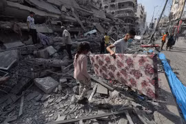 Người dân Gaza đau khổ đào bới tìm thi thể người thân từ đống đổ nát