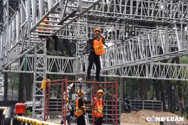 Khẩn trương, tất bật thi công phục vụ đại lễ 30/4 ở TP HCM