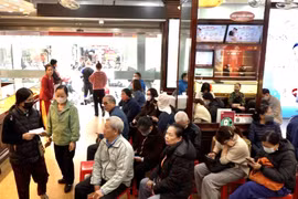 Giá vàng lên đỉnh, người dân nghỉ việc xếp hàng chờ mua