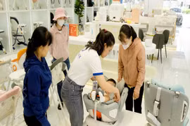 Ghế an toàn “cháy hàng” khi phụ huynh gấp rút chuẩn bị theo luật mới