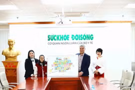 Báo Sức khỏe và Đời sống nhận món quà đặc biệt nhân ngày Thầy thuốc Việt Nam