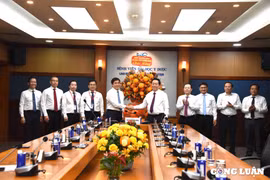 Trưởng Ban Tuyên giáo và Dân vận Trung ương thăm, chúc mừng các cơ sở y tế phía Nam