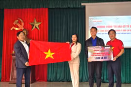Báo Người Lao Động trao 1.000 là cờ từ Chương trình "Tự hào cờ Tổ quốc" đến huyện Lạc Dương 