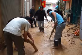 Bùn đất vẫn phun trào ở ngõ Giang Văn Minh, công tác khắc phục chưa hoàn tất