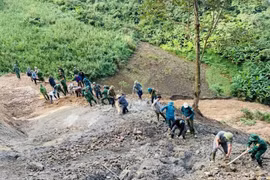 Bộ đội Biên phòng sát cánh cùng nhân dân trên tuyến biên giới miền Trung khắc phục hậu quả cơn bão số 10