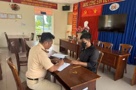 Xử phạt tài xế xe ba gác chạy ngược chiều, chặn đầu xe ô tô
