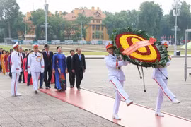 Đoàn đại biểu Cơ quan Ủy ban Trung ương MTTQ Việt Nam báo công dâng Bác trước thềm Đại hội thi đua yêu nước