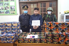 Bắt đối tượng mang ma túy và pháo nổ qua biên giới