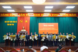 Trao quyết định nghỉ hưu cho 17 cán bộ thuộc diện Ban Thường vụ Tỉnh ủy Kon Tum