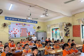 Học sinh vùng lũ tựu trường ngày đầu tiên
