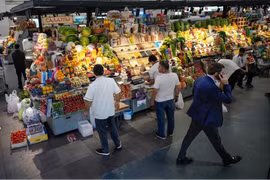 Chiến sự Ukraine khiến người Nga thắt lưng buộc bụng