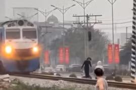 Hết hồn 2 cô gái “đam mê sống ảo” trên đường ray khi tàu đang đến