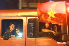 Người dân reo hò khi thấy đoàn xe pháo quân sự bánh lốp, xe đặc chủng Công an