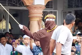 Hai người đàn ông bị đánh 76 roi vì quan hệ đồng giới ở Indonesia