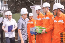 Phó Tổng Giám đốc EVN, EVNNPC thăm và chỉ đạo khắc phục bão số 10 tại Hà Tĩnh