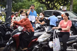 Phụ huynh đội nắng chờ con thi lớp 10 ngày cuối