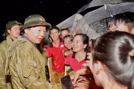 Phó Thủ tướng Trần Hồng Hà kiểm tra công tác ứng phó lũ lụt và động viên bà con thành phố Huế