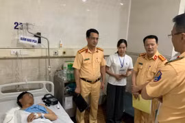 Ô tô tải đâm vào xe CSGT, một cảnh sát cơ động bị thương