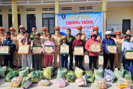 Gia Lai: Trao hàng trăm suất quà, hướng dẫn bà con làm sạch dữ liệu đăng ký xe và giấy phép lái xe