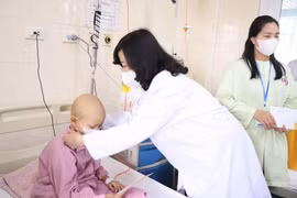 Bộ trưởng Bộ Y tế thăm và tặng quà các bệnh nhi tại Bệnh viện K