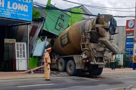 Xe bồn mất lái lao vào tiệm làm tóc ở TP HCM, may mắn không thương vong