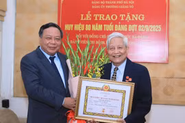 Nhà báo lão thành Hà Đăng đón nhận Huy hiệu 80 năm tuổi Đảng